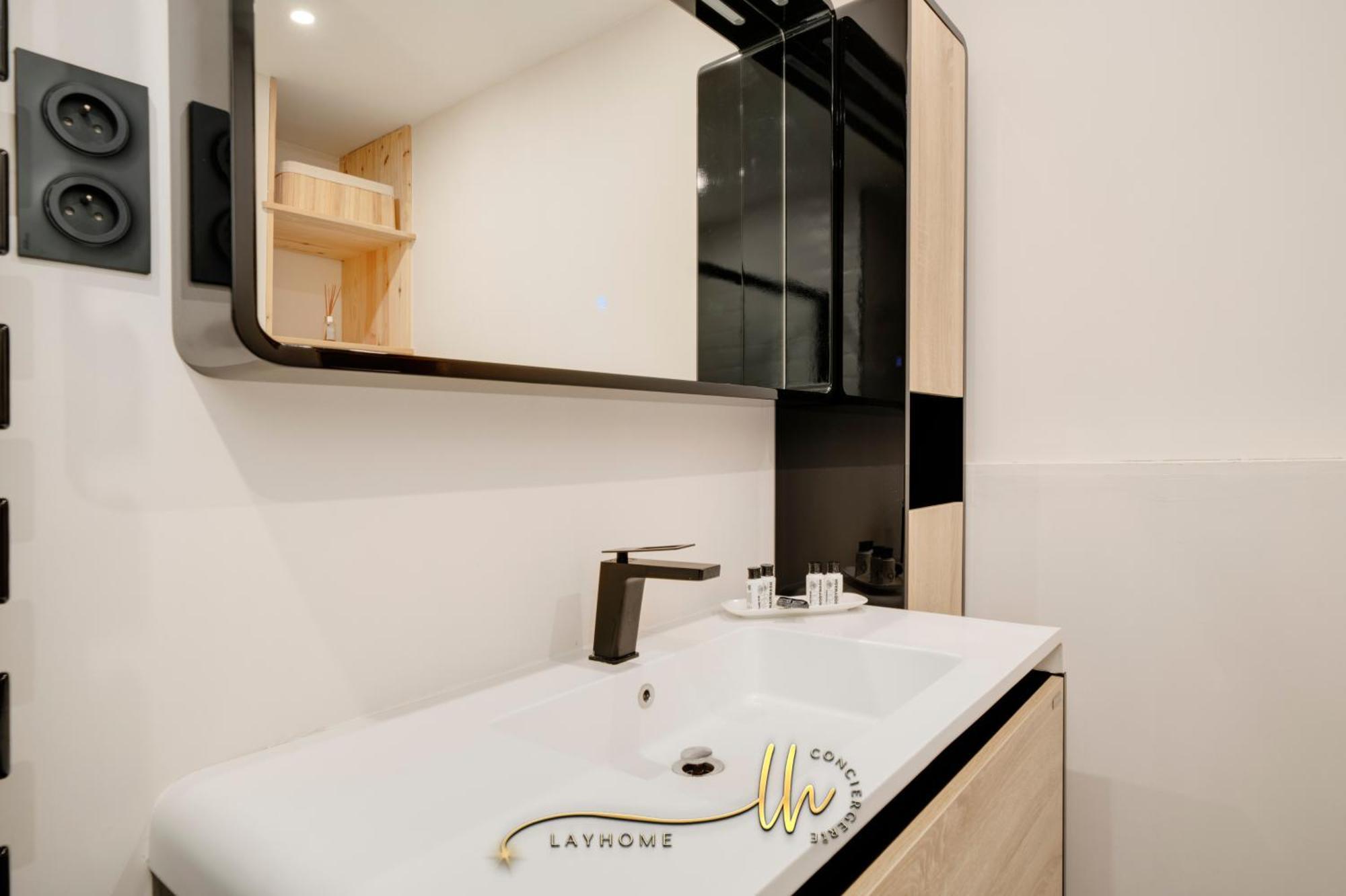 Chaleureux, Lumineux Et Confortable F2 Renove En Plein Coeur De Apartment